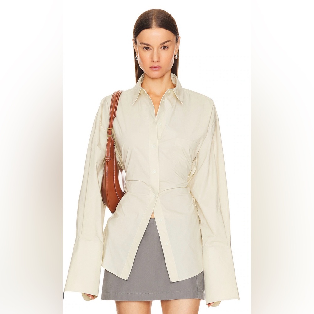 Helsa poplin lace back shirt in the color: hay.